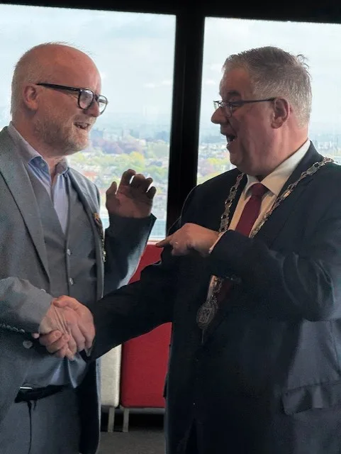 Marc van Oostendorp officier in de Orde van Oranje-Nassau